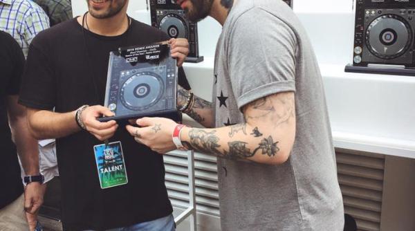 un roman premiat la miami pentru cel mai bun remix al anului