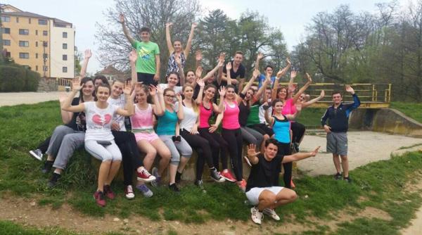 carmen iohannis surprinde cu o noua aparitie alaturi de elevi