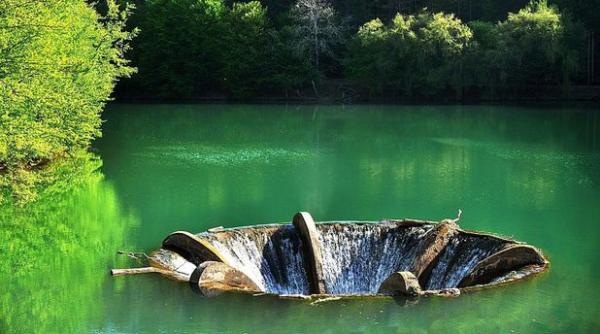 cele mai ciudate obiective turistice din romania