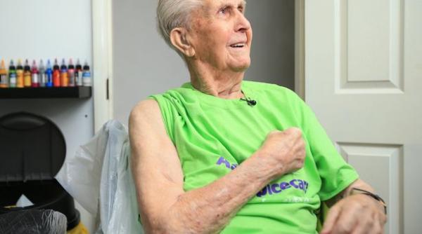 in cartea recordurilor la varsta de 104 ani pentru un tatuaj