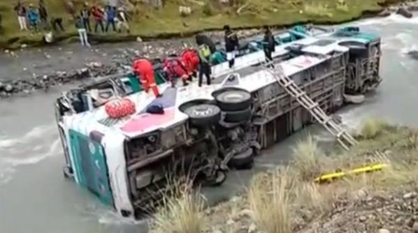 tragedie in peru 23 de mor i dupa ce un autocar s a prabu it intr un rau
