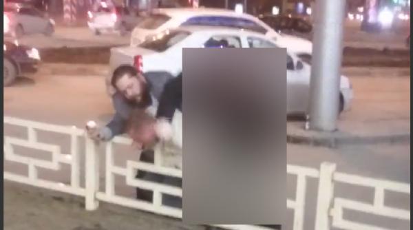 au ramas cu gura cascata cine il bate pe acest om video