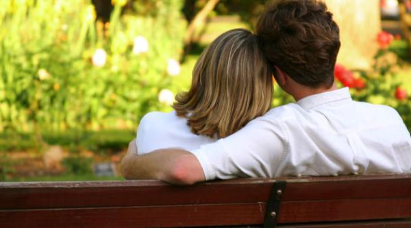 bancul zilei doi indragosti i pe o banca in parc