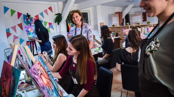 prima doamna a mers cu elevii la un atelier de pictura