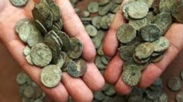tezaur descoperit de arheologii romani cu detectorul de metale