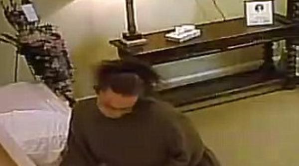 gest ocant al unei femei la priveghiul unei batrane