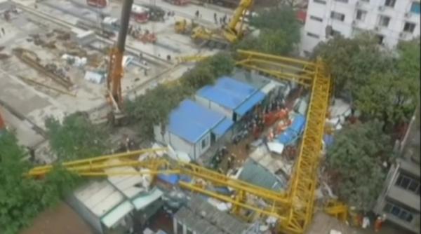 tragedie dupa prabu irea unei macarale cel pu in 12 mor i