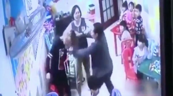 educatoare violenta batuta de bunica unei eleve