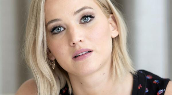 jennifer lawrence fara sutien la un eveniment monden foto sexy