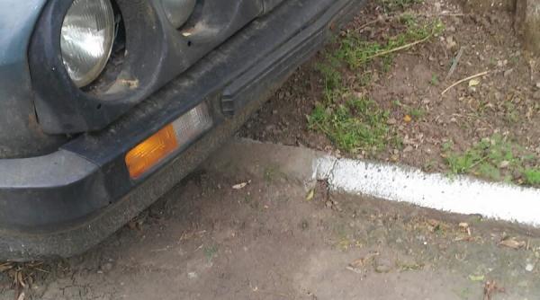 protest inedit dupa ce un barbat si a abandonat dacia pe trotuar