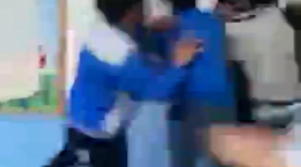 imagini ocante in clasa profesorul i elevii i au impar it pumni