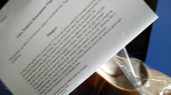 plangere inedita la primarie dupa ce i a stricat pantofii pe trotuar