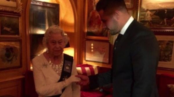 un roman in escorta reginei elisabeta a ii a de ziua eia a ii a