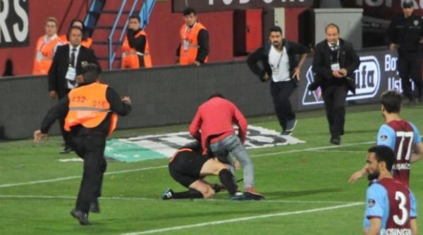 arbitru batut pe teren in timpul meciului