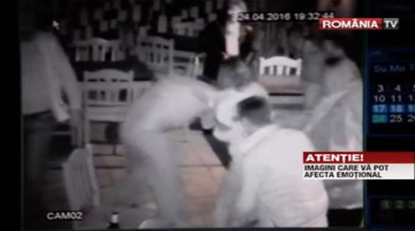 scandal monstruos cu sabii scaune in cap si bate