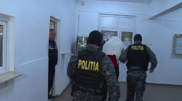 cei sapte tineri acuzati ca au violat o fata de 16 ani arestati preventiv