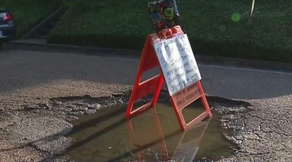 petrecere aniversara pentru o groapa din carosabil