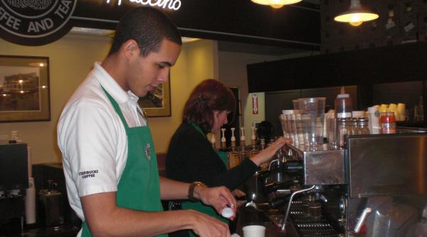 celebrul lan de cafenele starbucks acuzat ca a inselat milioane de clienti