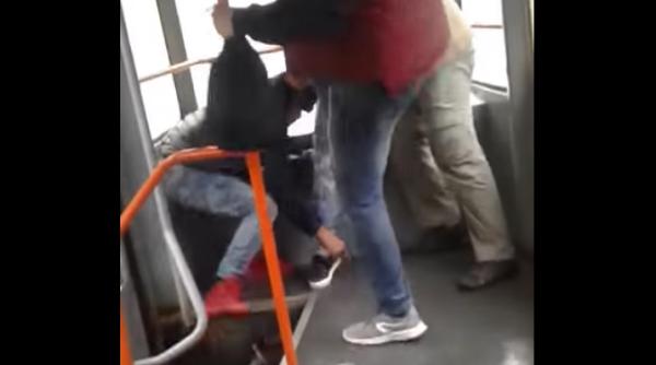 doi maneli ti batu i in tramvaiul 41 pentru ca ascultau muzica tare video
