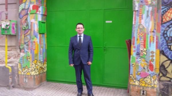 traian basescu amendat pentru o poarta vopsita