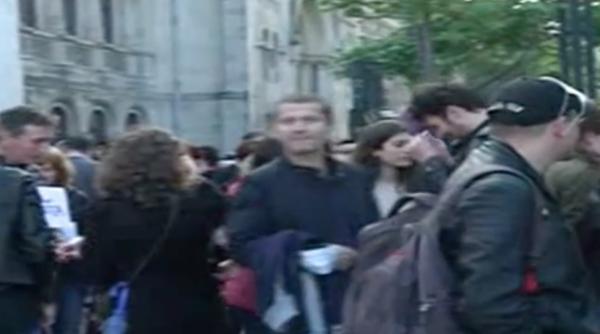 protest la universitate sute de tineri striga impotriva problemelor din sistemul sanitar