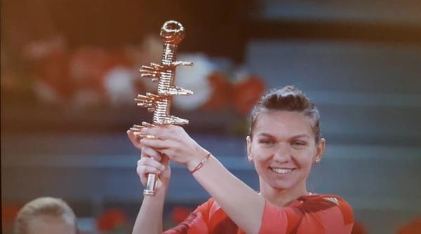 simona halep a primit trofeul de la nadia comaneci