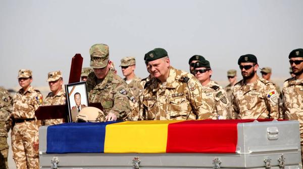 imagini emo ionante in afghanistan militarii cu lacrimi in ochi la repatrierea eroilor