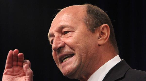 basescu arunca bomba functioneaza grupuri de tip mafiot