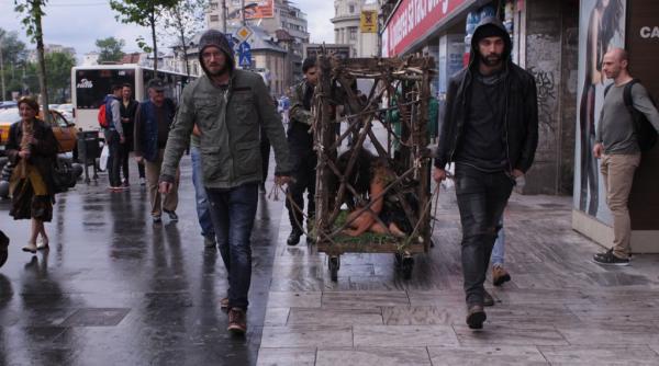 aylin cadir inchisa intr o cu ca i plimbata prin centrul bucure tiului