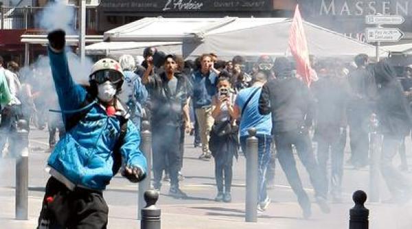 proteste in paris 55 000 de persoane in strada