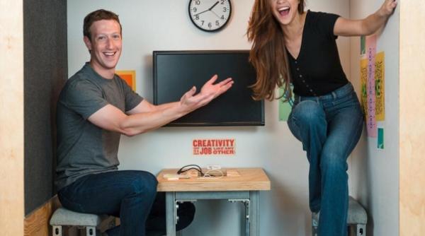 mark zuckerberg fotografie cu selena gomez in cel mai mic birou de la facebook