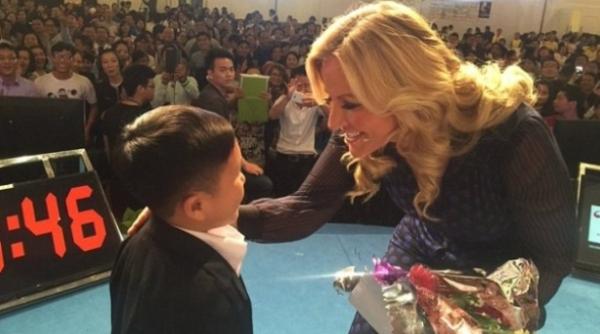 gafa facuta de un fotomodel de lenjerie intima momentul de care au ras to i