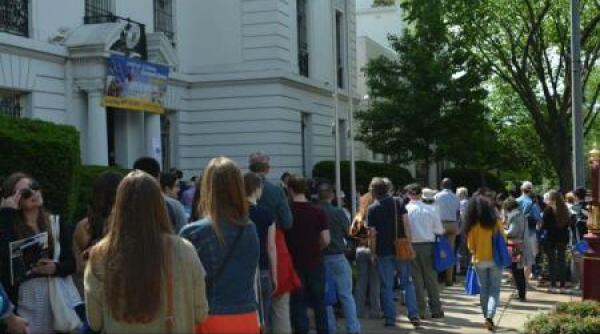 ziua por ilor deschise mii de oameni au vizitat ambasada sua