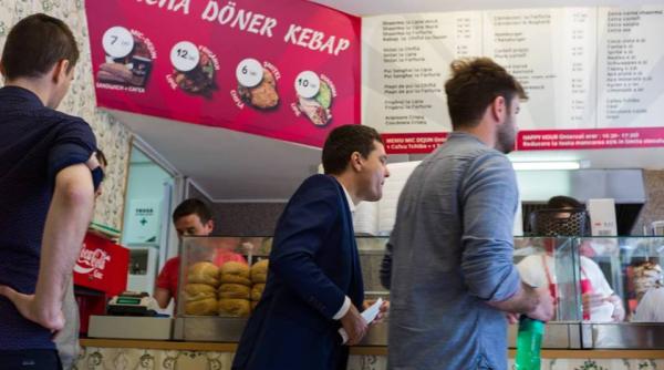 nicu or dan fotografiat cu gura plina mancand shaorma