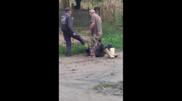 bataie in oltenia tanar batut i aruncat in noroi de un batran