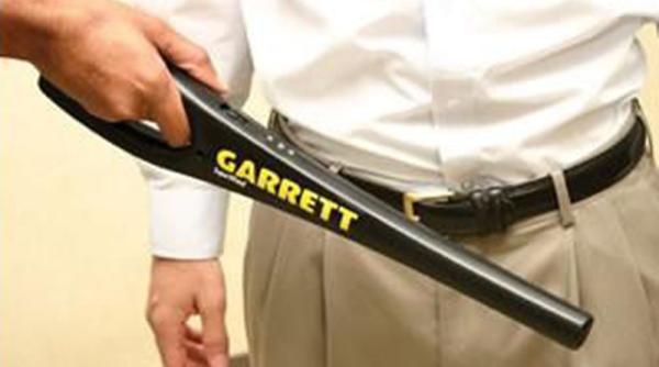 studentii arabi de la facultatea de medicina din arad scanati cu detectoare de metal