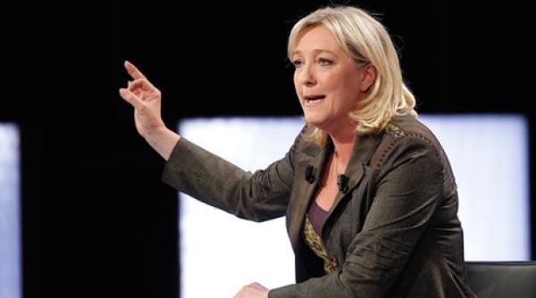 marine le pen gest incredibil de ce i a bagat telefonul in sutien