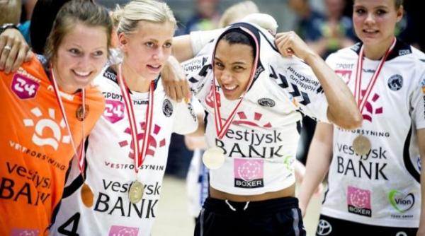 danezele care au castigat cupa cupelor la handbal dezbracate langa trofeu