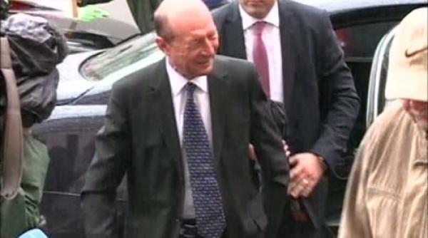 basescu sare in apararea lui iohannis prostie i oportunism fara limite