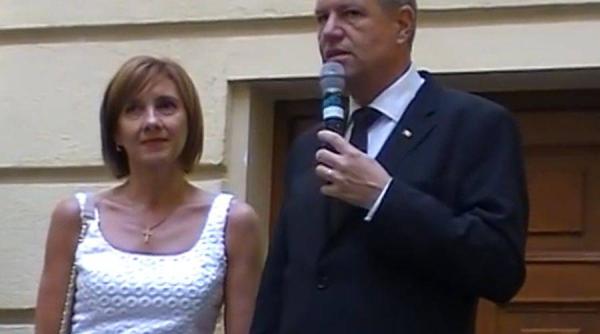 iohannis prezent la semimaratonul din sibiu pentru a o sus ine pe so ia sa