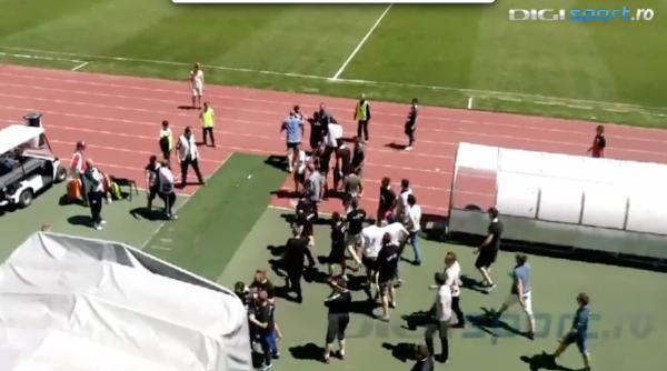 scene incredibile la cluj suporterii au intrat cu bate pe teren