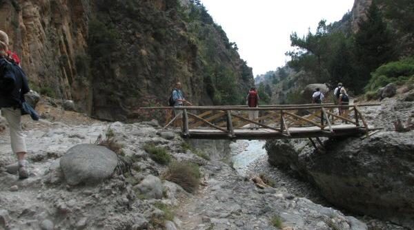 pode rupt oameni cazu i in apa o gravida i al i patru oameni rani i