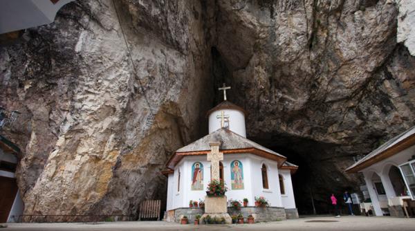 dambovita  pestera ialomitei din masivul bucegi  redeschisa publicului