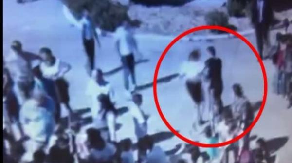 scandal in curtea colii doi profesori s au luat la bataie video