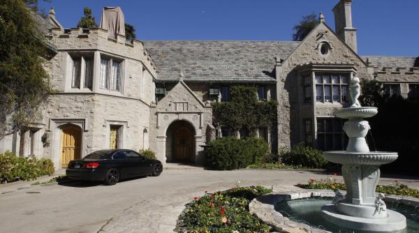vila lui hugh hefner playboy mansion vanduta fiului unui miliardar video