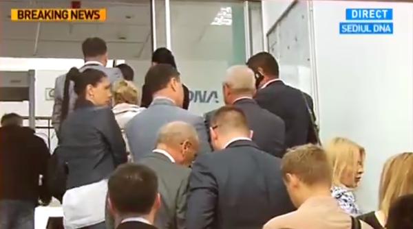 imagini surprinzatoare liviu dragnea la coada la intrare in dna