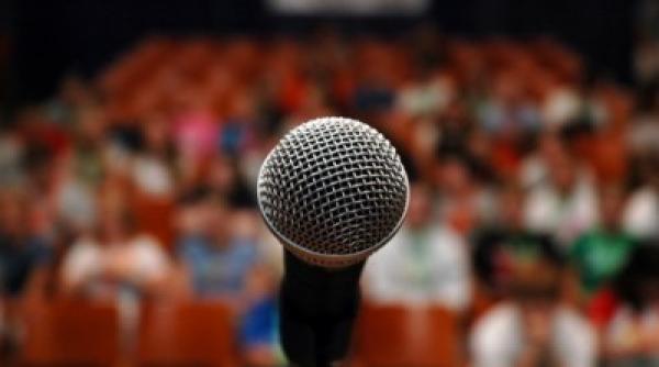 un cantare s a prabu it pe scena in timpul unui concert video