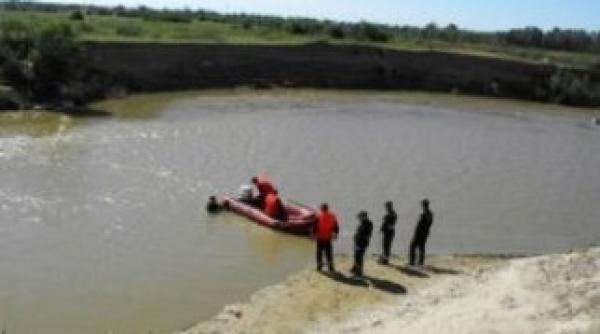baiat luat de ape in timp ce era la scaldat 15 pompieri il cauta