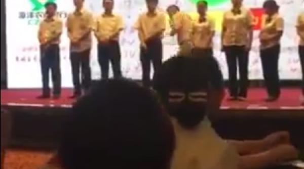 angaja ii unei banci batu i cu ba ul la fund pentru performan e slabe