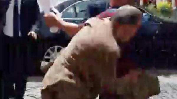 un barbat a sarit din mul ime la iohannis ce voia acesta video